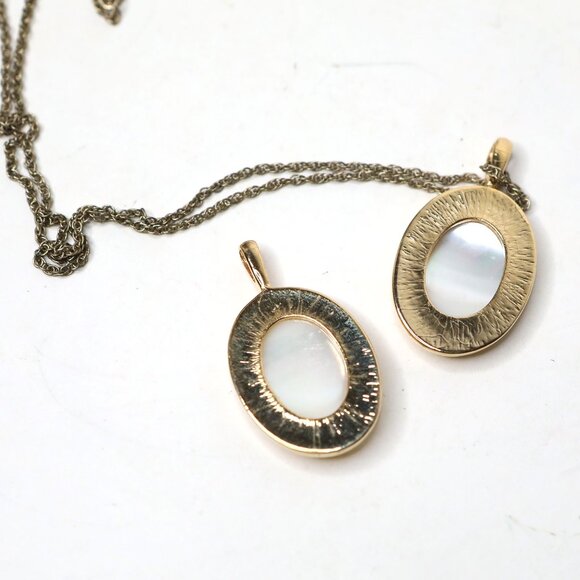 Classic Mother of Pearl Oval Pendant (x2) & Necklace Gold Tone Chain Minimalist - Picture 6 of 9